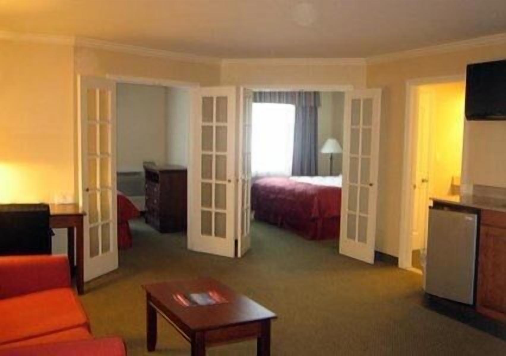 Clarion Inn & Suites At The Outlets Of Lake George Zewnętrze zdjęcie