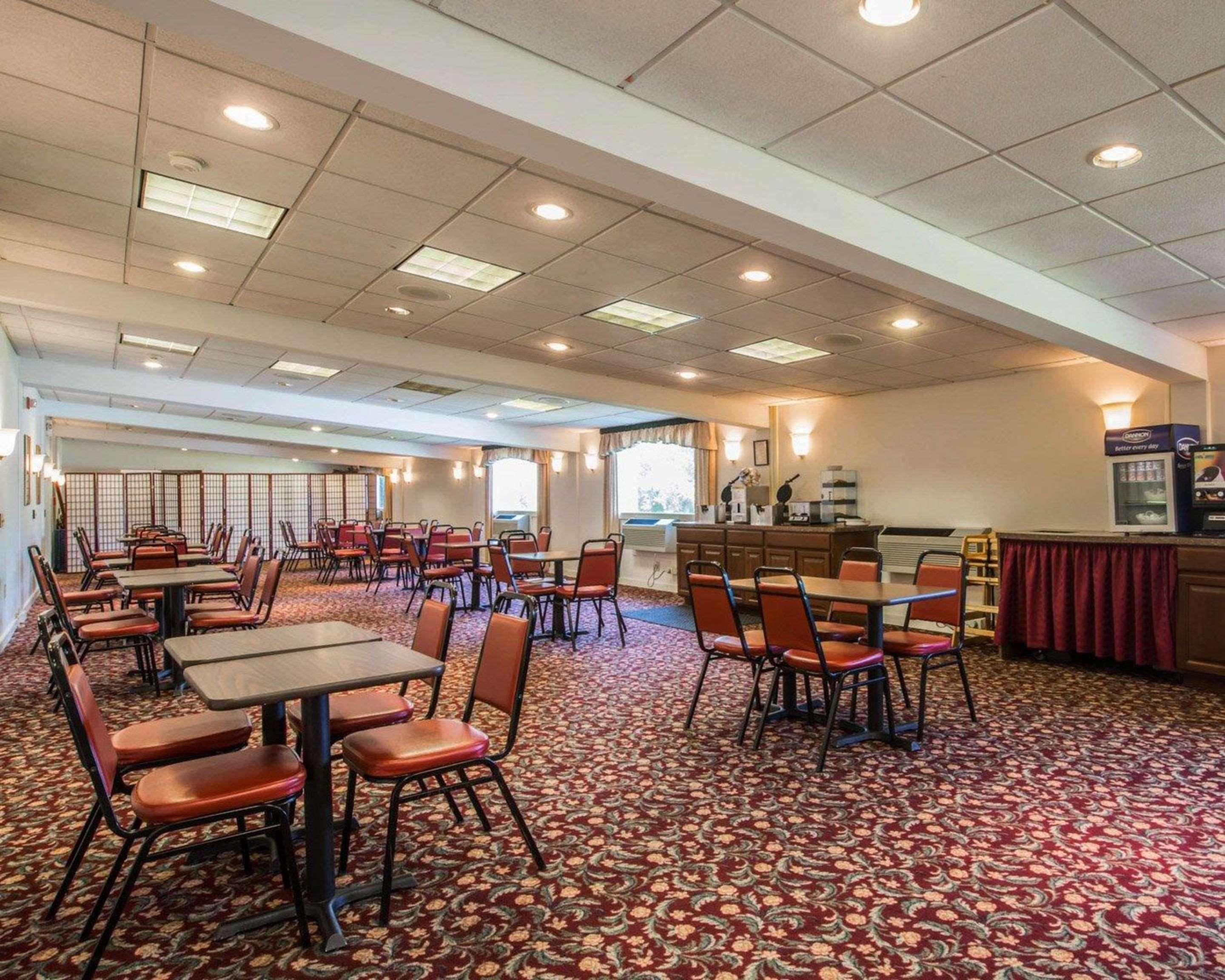 Clarion Inn & Suites At The Outlets Of Lake George Zewnętrze zdjęcie