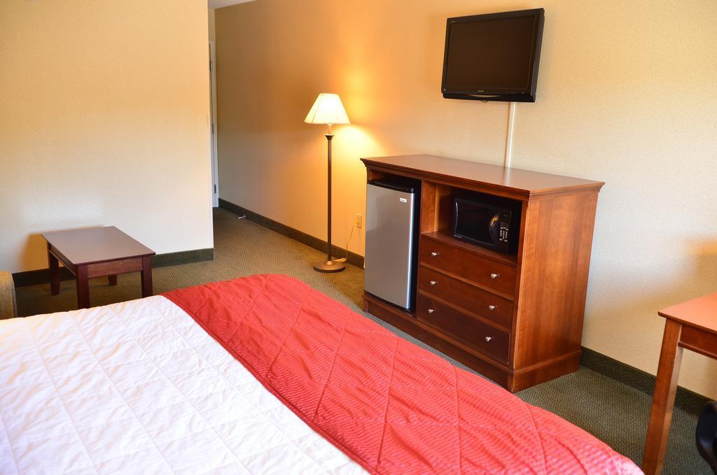 Clarion Inn & Suites At The Outlets Of Lake George Zewnętrze zdjęcie
