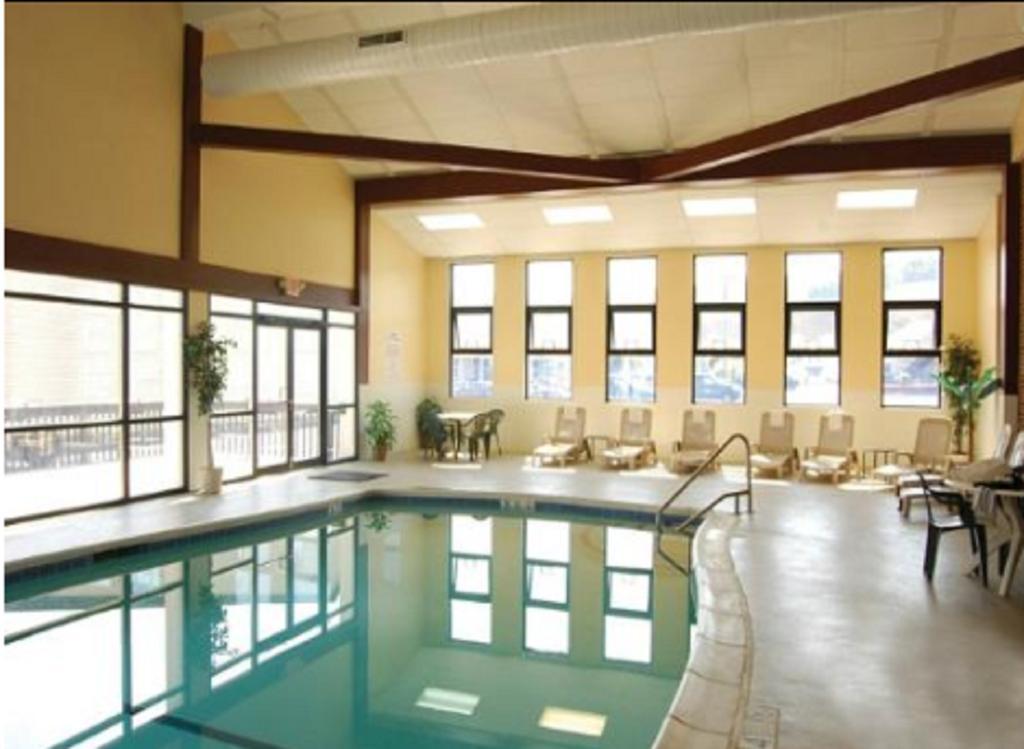 Clarion Inn & Suites At The Outlets Of Lake George Zewnętrze zdjęcie