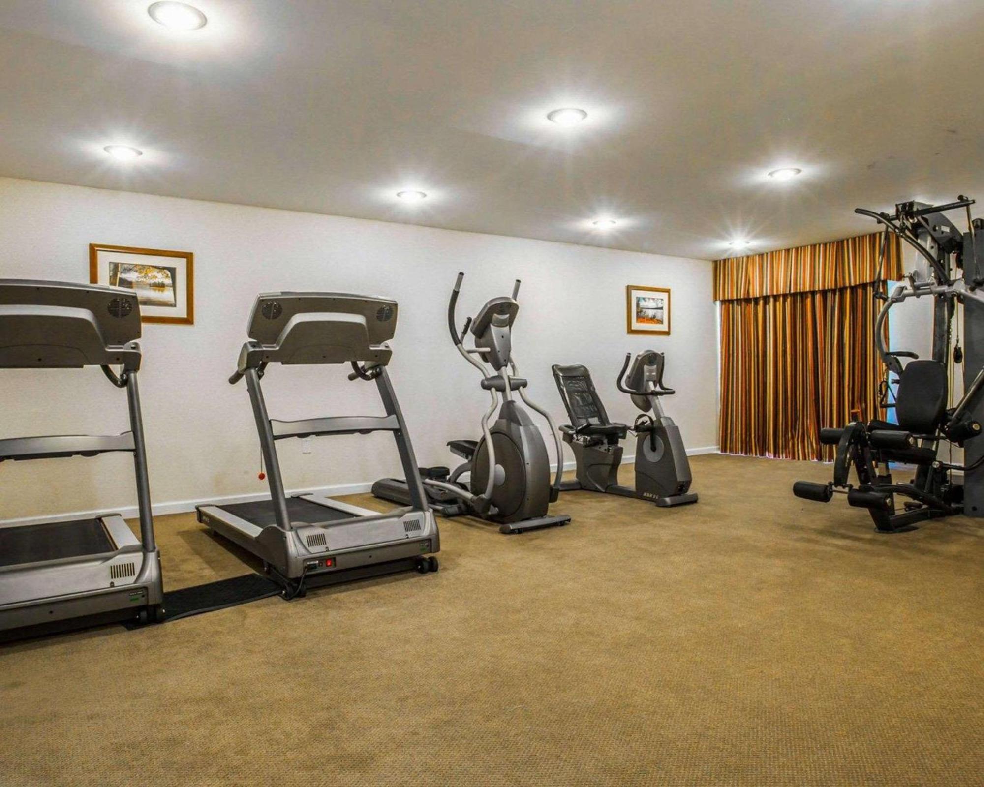 Clarion Inn & Suites At The Outlets Of Lake George Zewnętrze zdjęcie