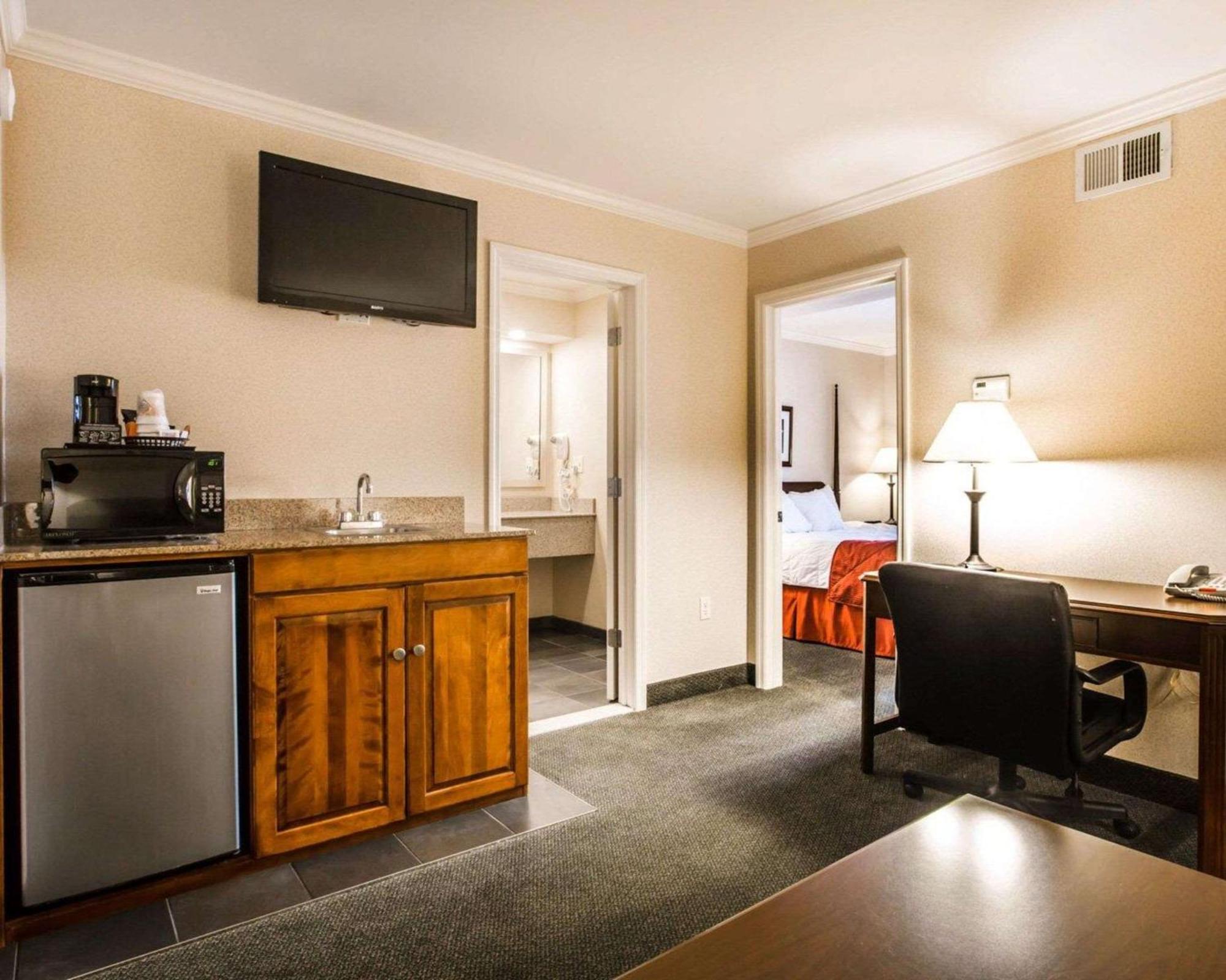 Clarion Inn & Suites At The Outlets Of Lake George Zewnętrze zdjęcie