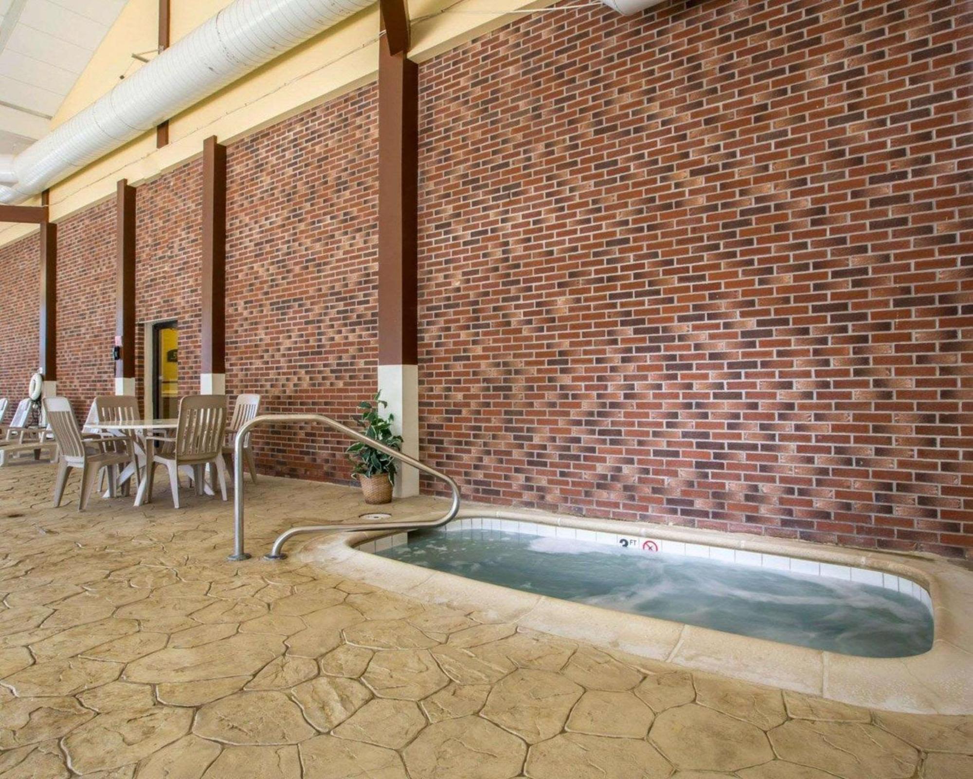 Clarion Inn & Suites At The Outlets Of Lake George Zewnętrze zdjęcie