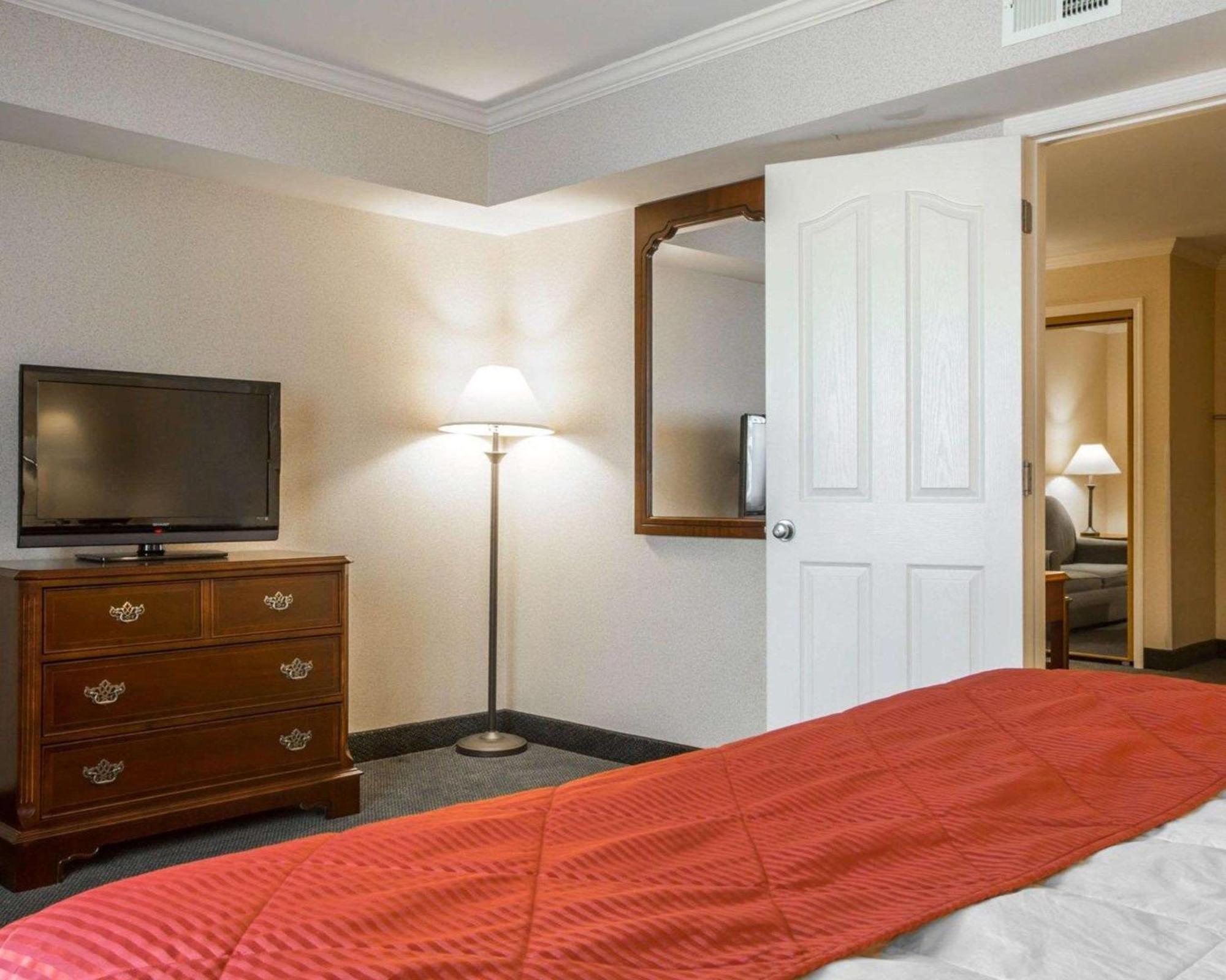 Clarion Inn & Suites At The Outlets Of Lake George Zewnętrze zdjęcie