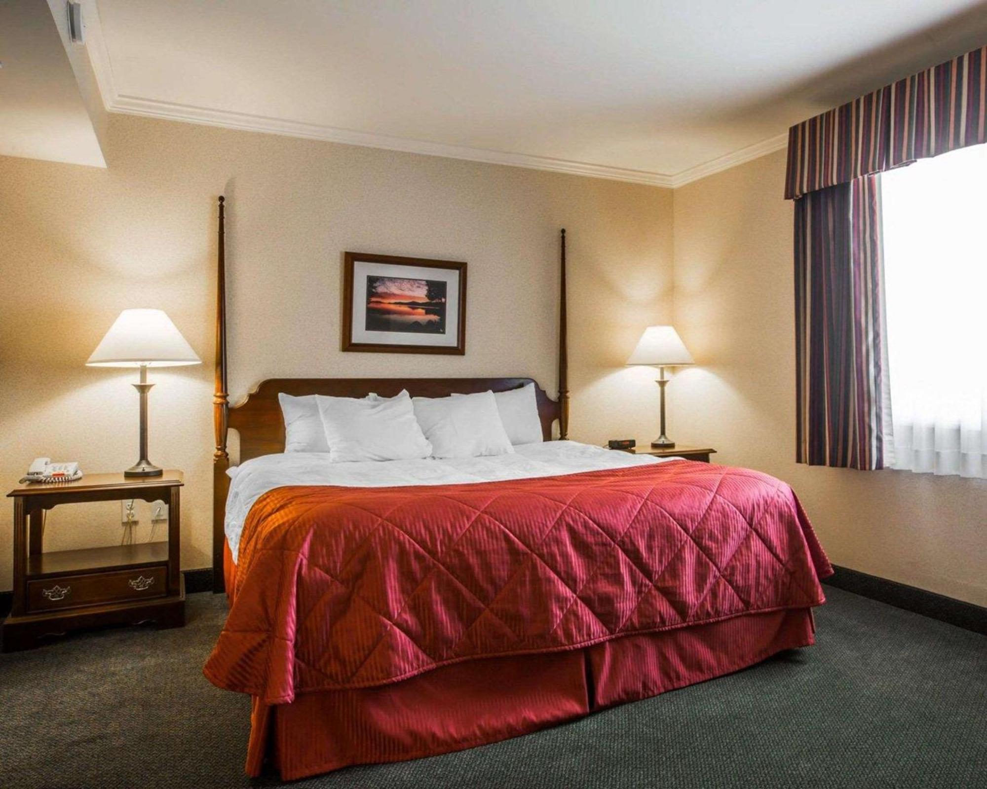 Clarion Inn & Suites At The Outlets Of Lake George Zewnętrze zdjęcie