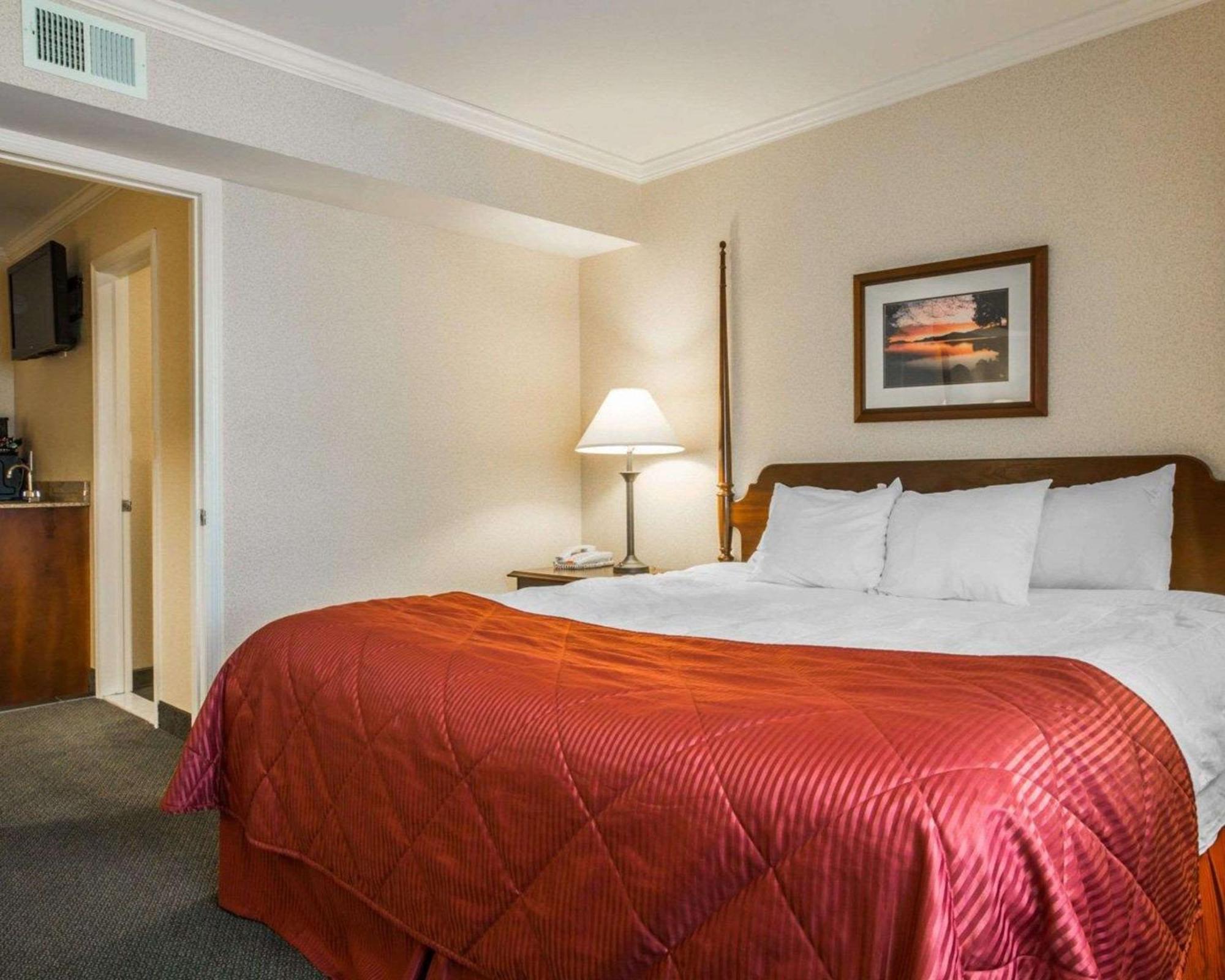 Clarion Inn & Suites At The Outlets Of Lake George Zewnętrze zdjęcie