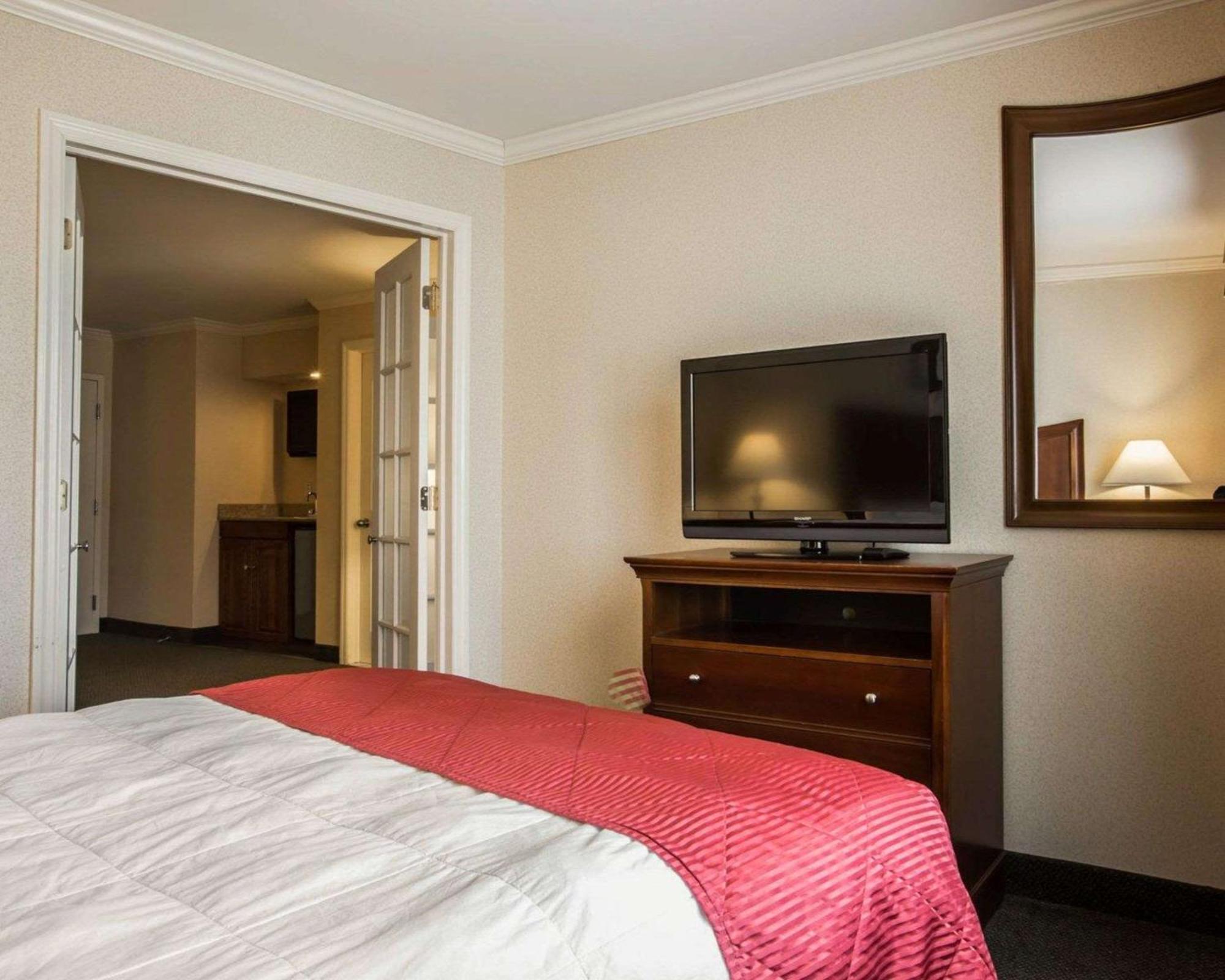 Clarion Inn & Suites At The Outlets Of Lake George Zewnętrze zdjęcie