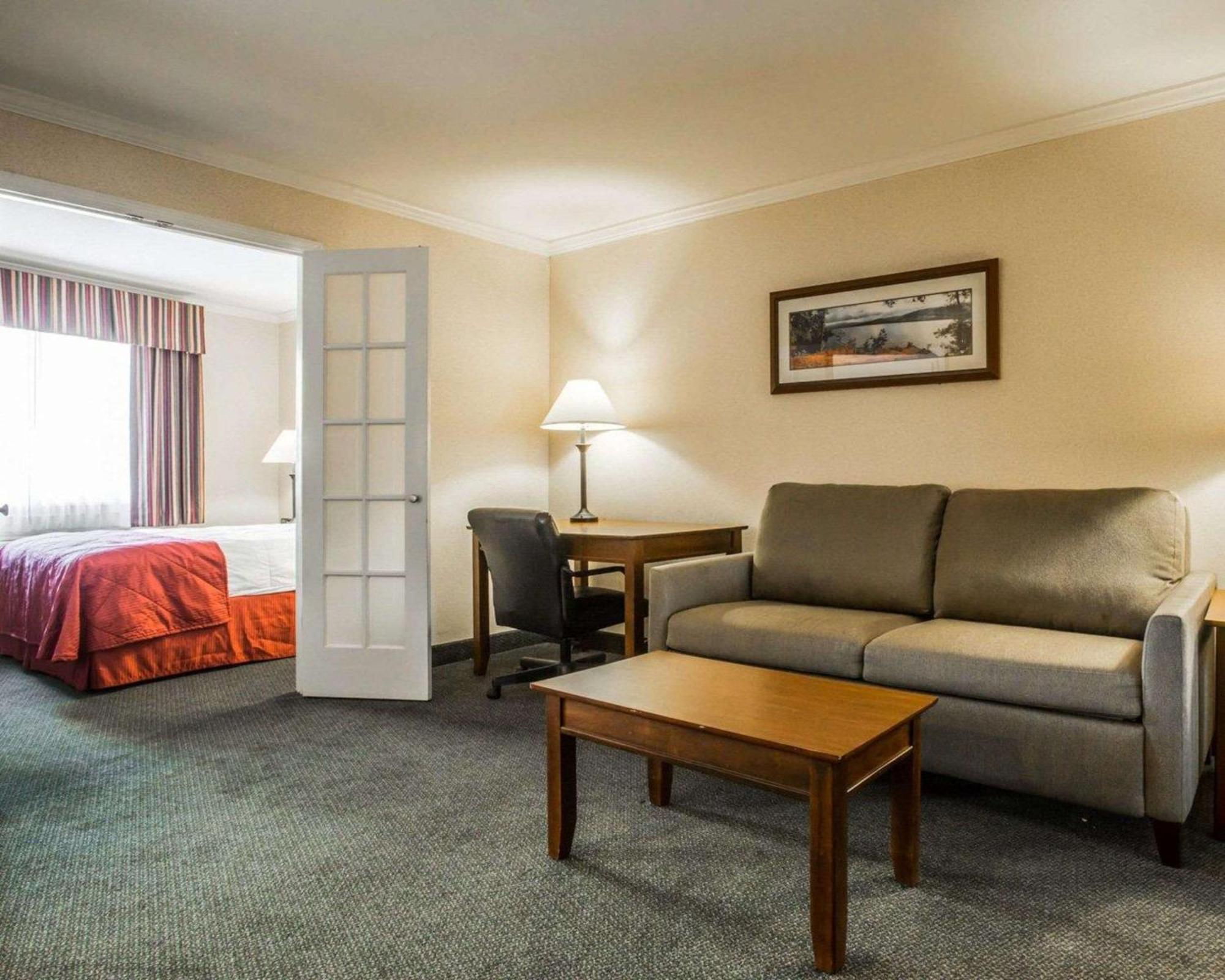 Clarion Inn & Suites At The Outlets Of Lake George Zewnętrze zdjęcie