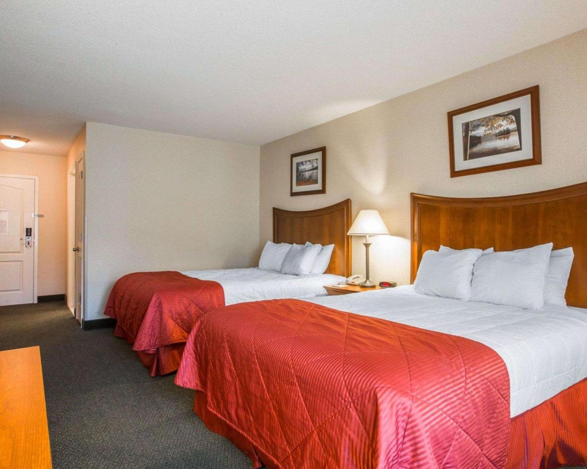 Clarion Inn & Suites At The Outlets Of Lake George Zewnętrze zdjęcie