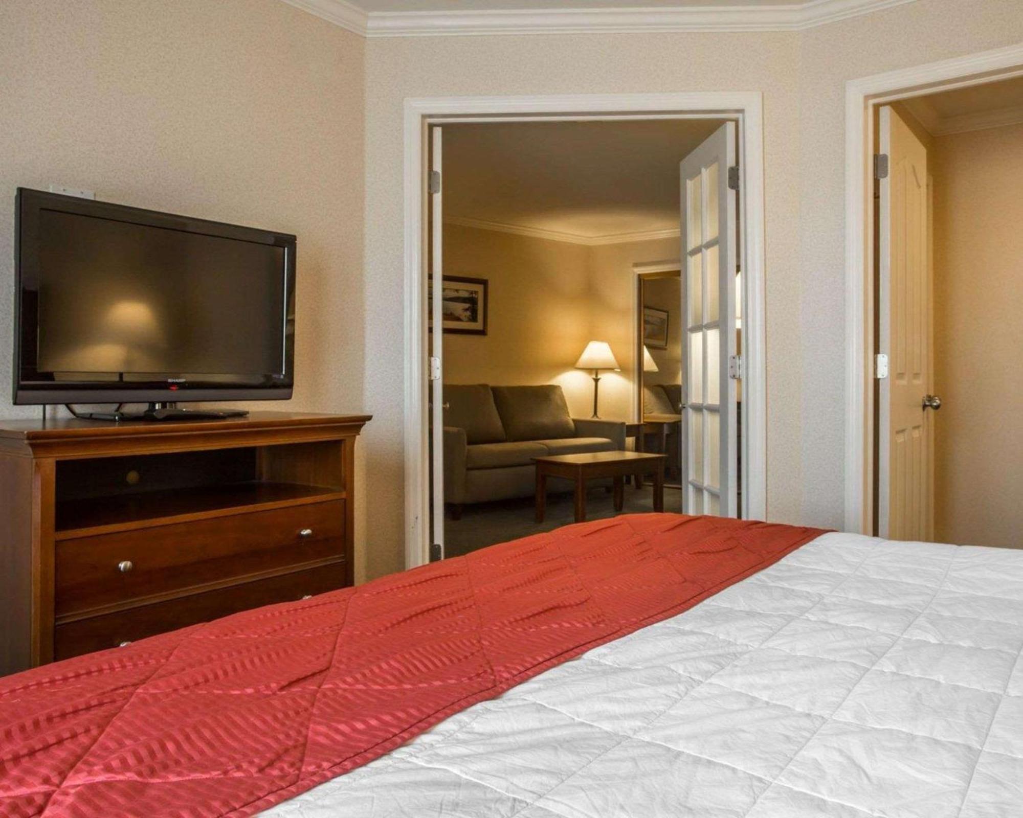 Clarion Inn & Suites At The Outlets Of Lake George Zewnętrze zdjęcie