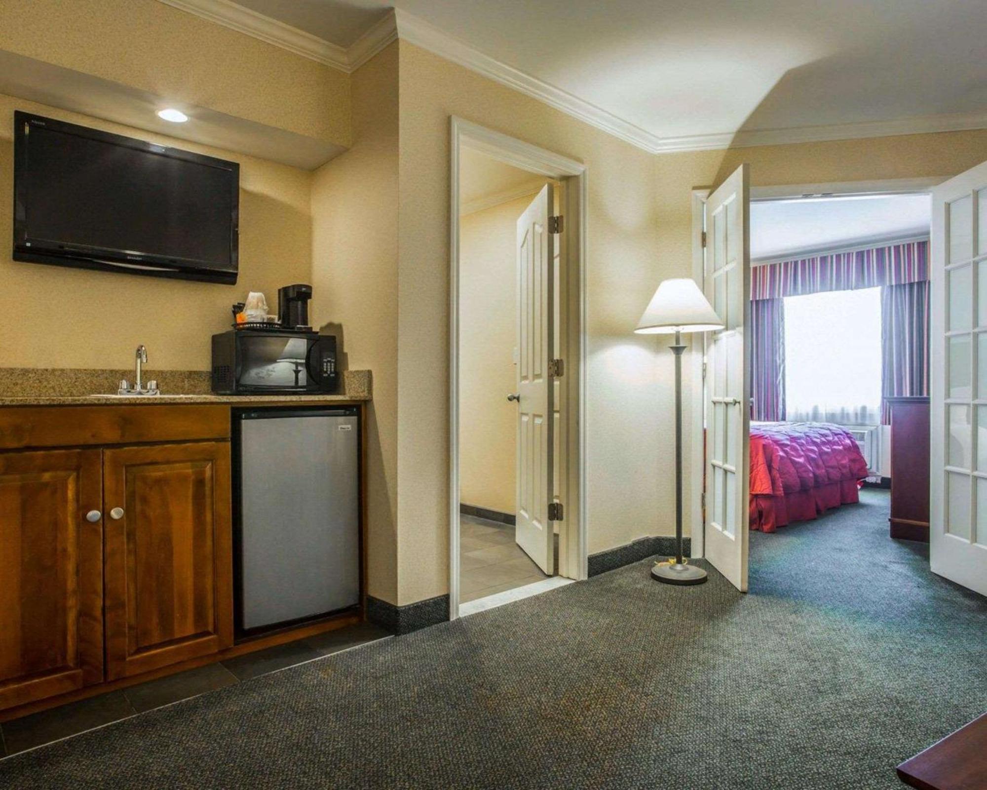 Clarion Inn & Suites At The Outlets Of Lake George Zewnętrze zdjęcie
