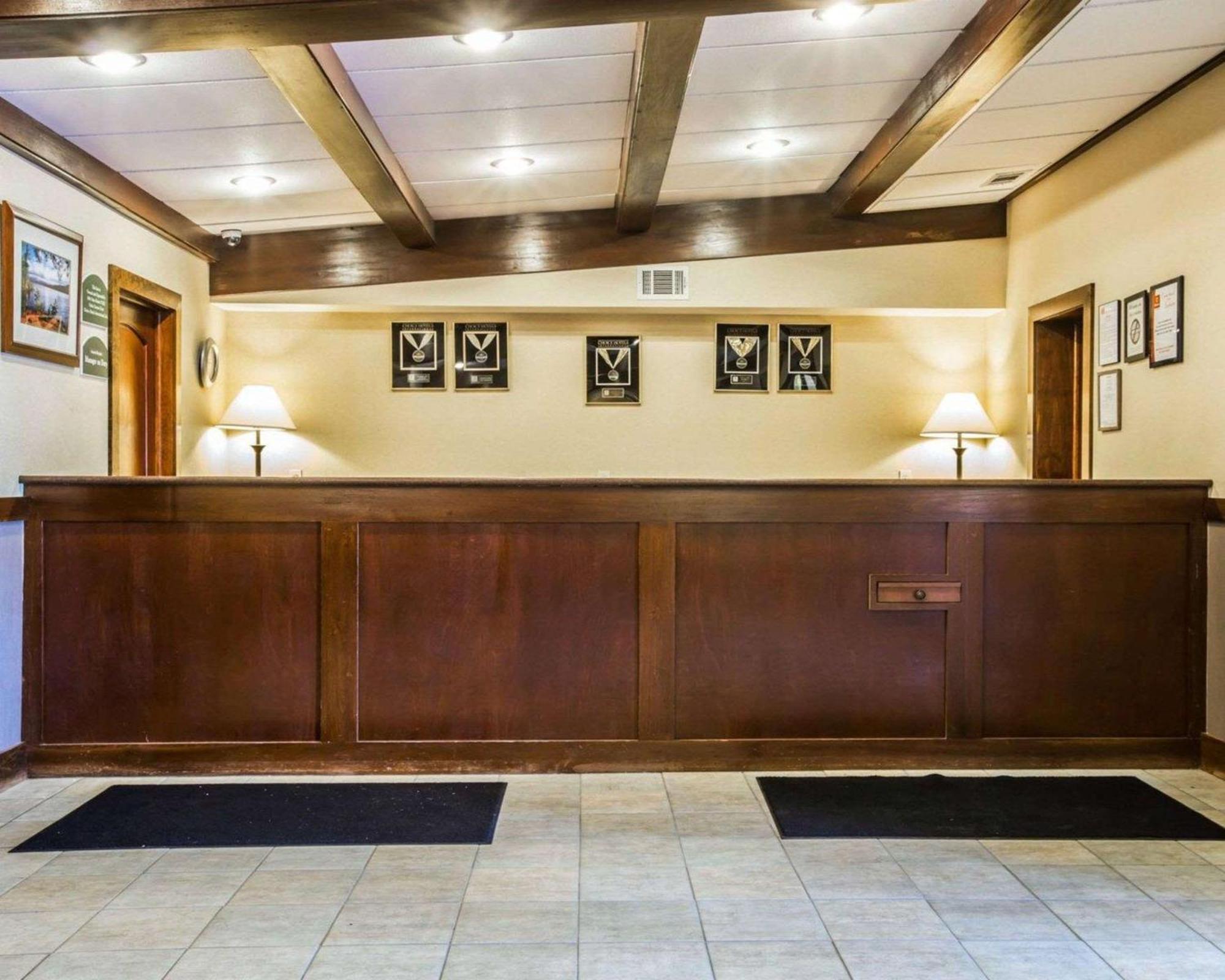 Clarion Inn & Suites At The Outlets Of Lake George Zewnętrze zdjęcie