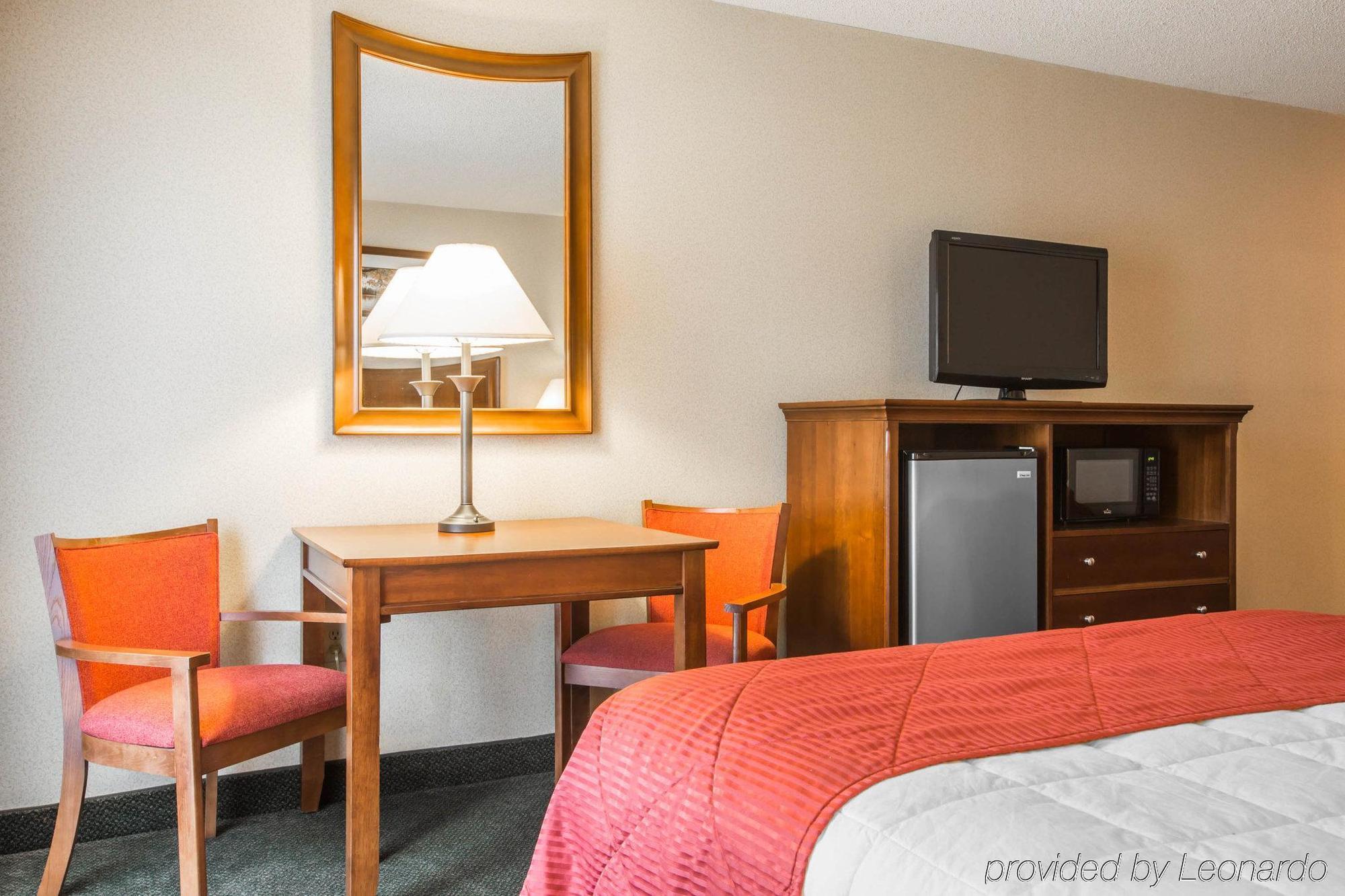 Clarion Inn & Suites At The Outlets Of Lake George Zewnętrze zdjęcie