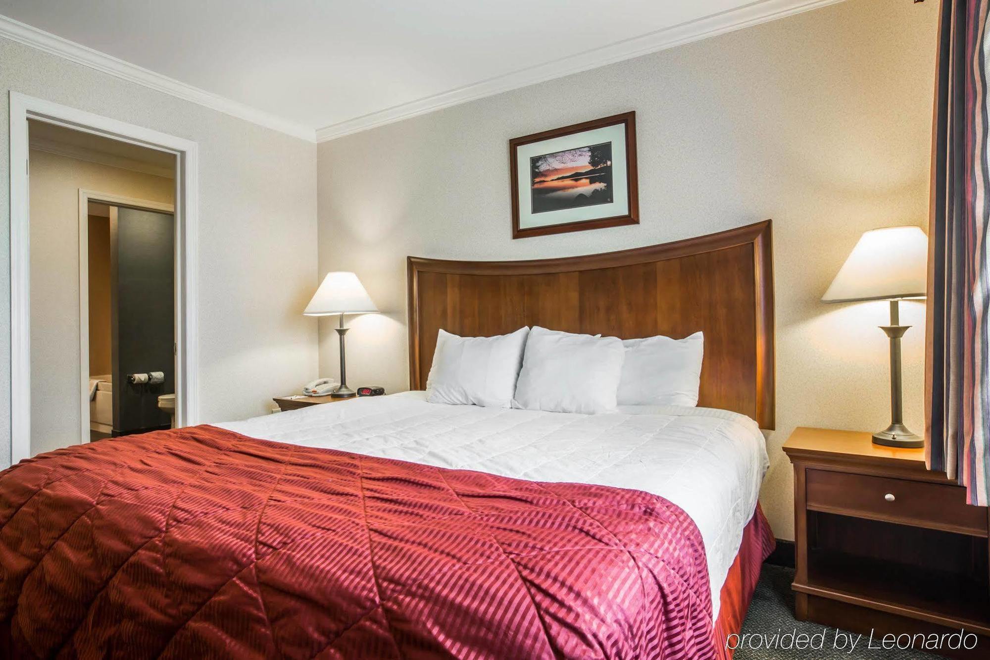 Clarion Inn & Suites At The Outlets Of Lake George Zewnętrze zdjęcie