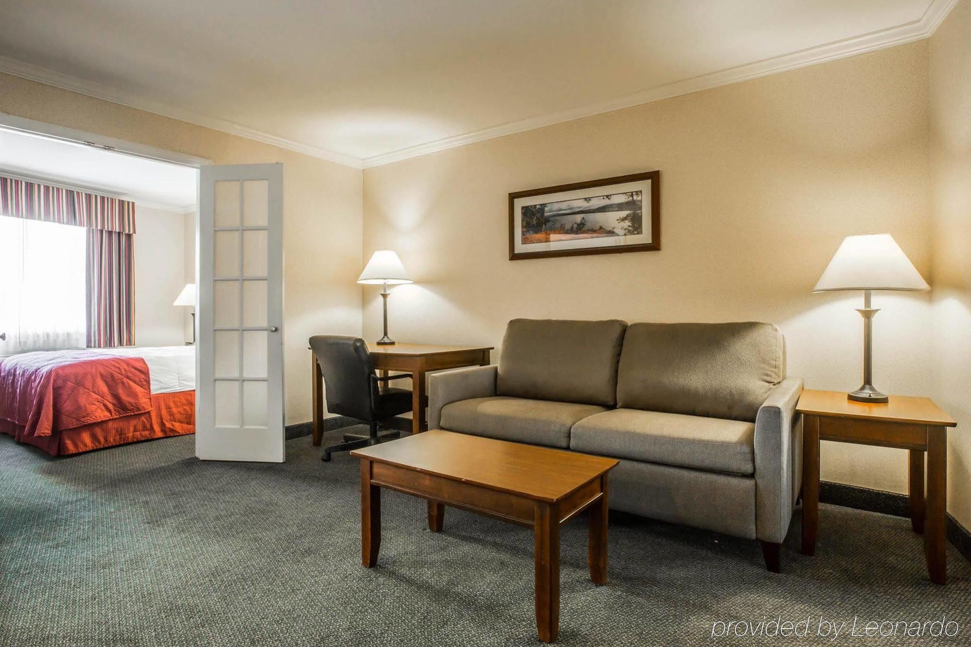 Clarion Inn & Suites At The Outlets Of Lake George Zewnętrze zdjęcie