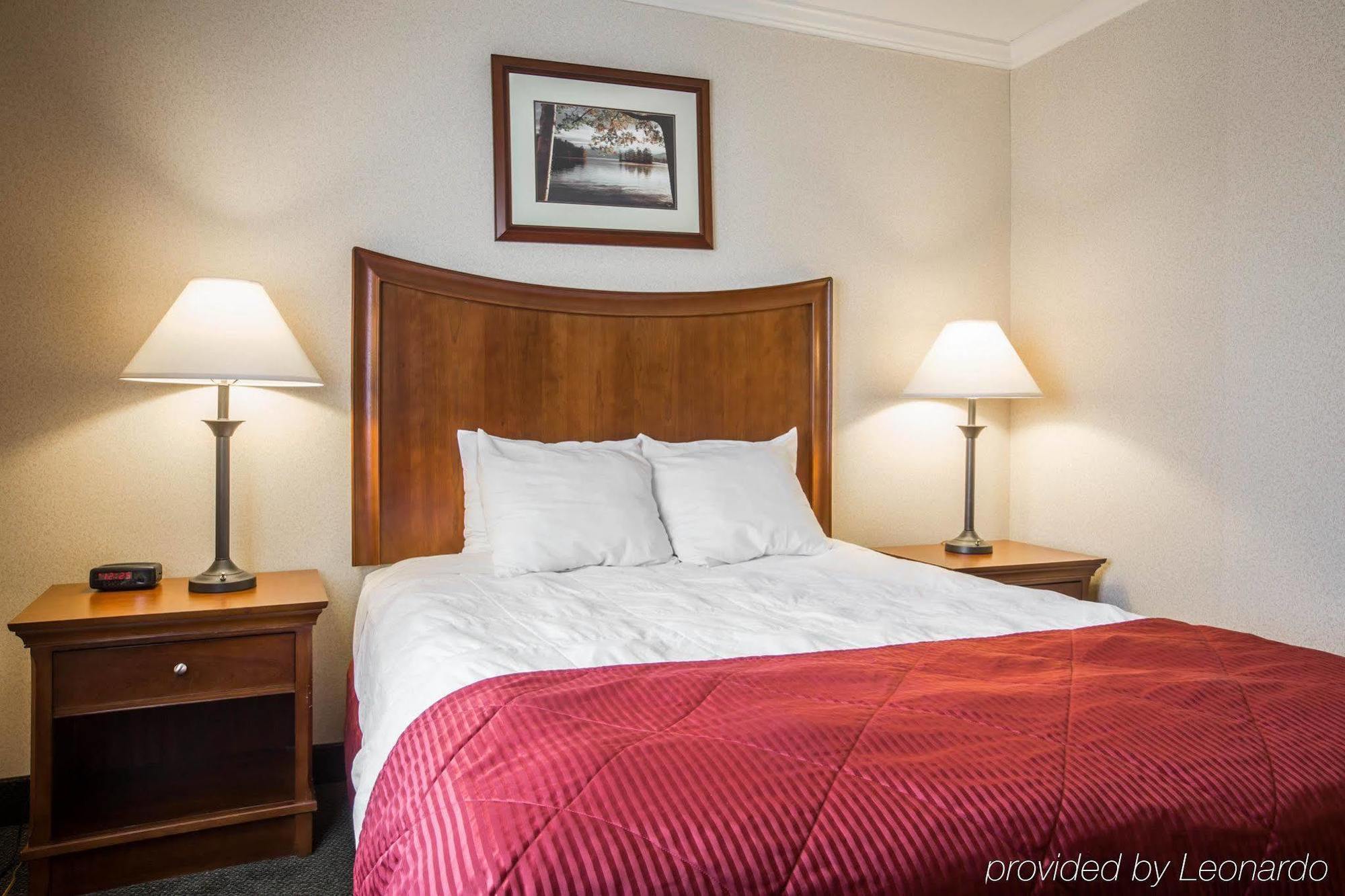 Clarion Inn & Suites At The Outlets Of Lake George Zewnętrze zdjęcie