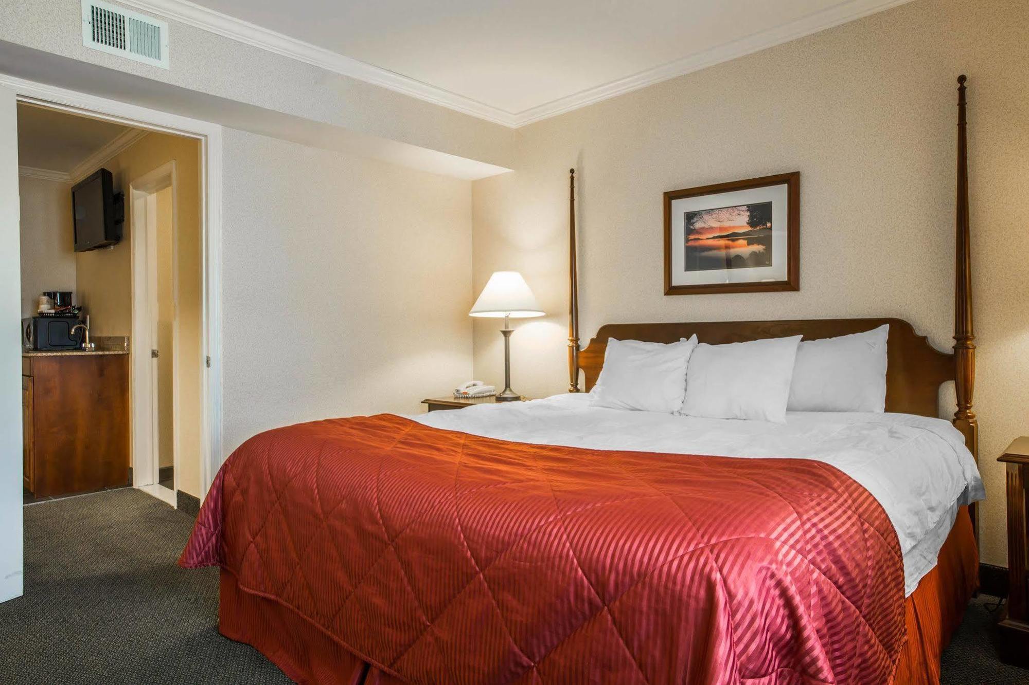 Clarion Inn & Suites At The Outlets Of Lake George Zewnętrze zdjęcie
