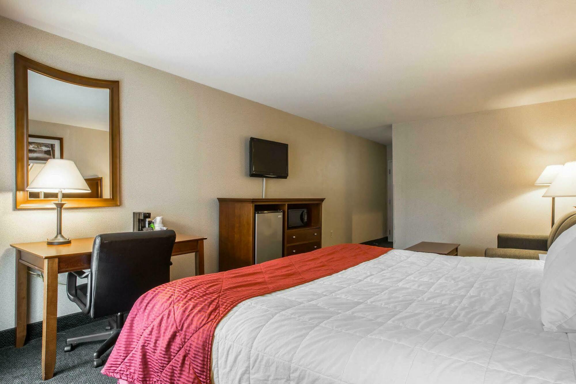 Clarion Inn & Suites At The Outlets Of Lake George Zewnętrze zdjęcie
